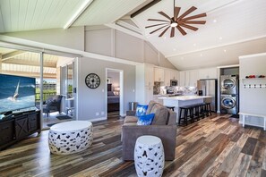 Ein modernes Interieur mit Wohnbereich, Küche und Essbereich.