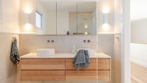 Unclassified image, 5 of 19, button - Molly-a-la-Plage - Beautiful, spacious and modern beach house in Mollymook Beach (Mollymook Beach)
