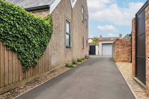 A narrow alleyway between two brick buildings with a paved path. - Cosy One-Bedroom in Birchgrove, Cardiff (Cardiff)