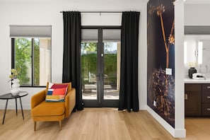 Bright bedroom with stylish seating and botanical décor. - Amazing 5-bedroom house with AC in peaceful Scottsdale (Scottsdale)