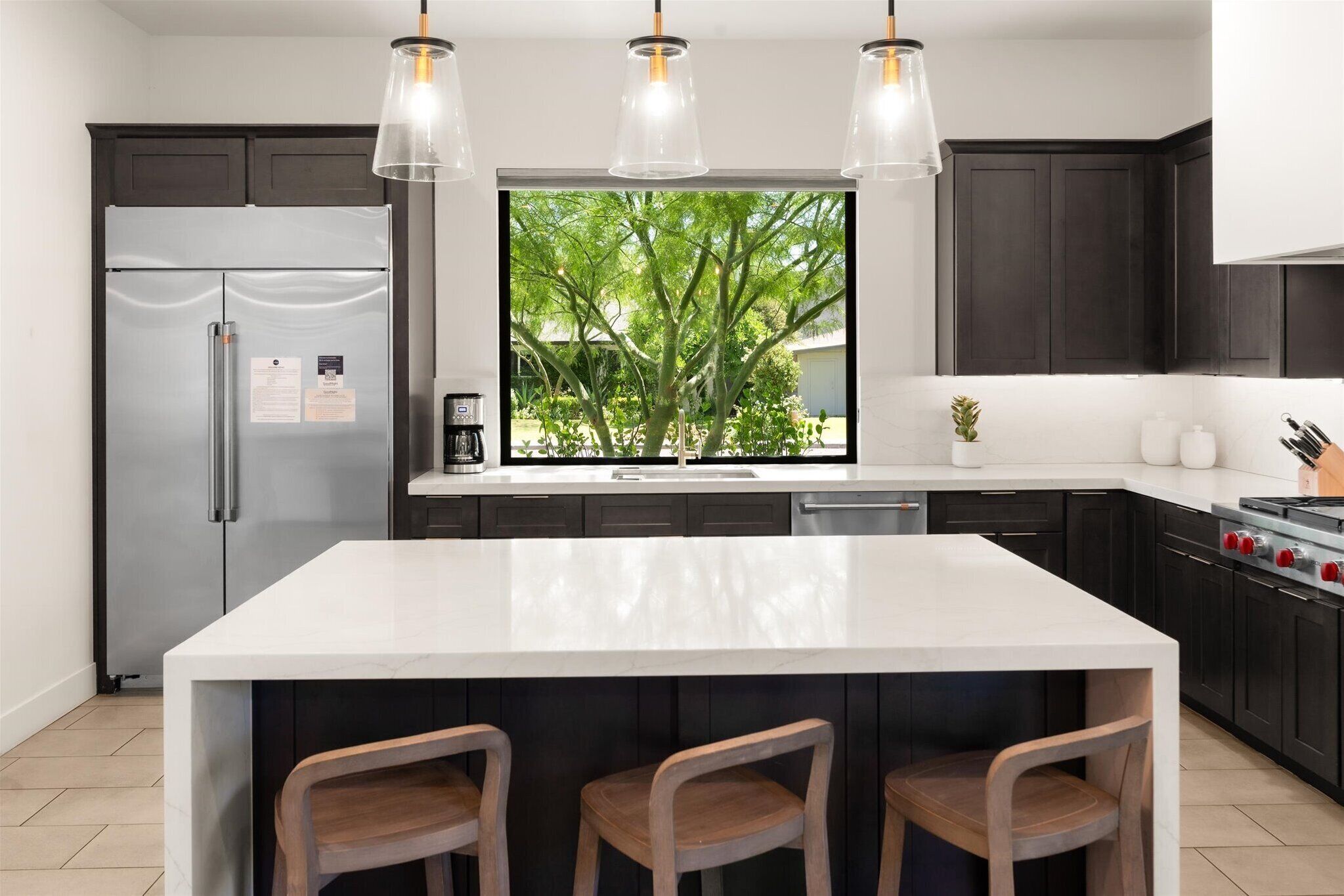 Oversized island perfect for meals and gathering.