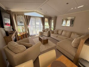 Living area - 3 Bed Lodge- Sleeps 6- Decking- Parking- WiFi (Dunbar)