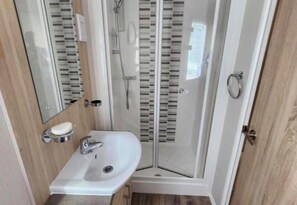 Bathroom - 3 Bed Lodge- Sleeps 6- Decking- Parking- WiFi (Dunbar)