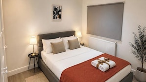 Room - North West London 3-Bed Flat, Sleeps 7 with Garden (London)