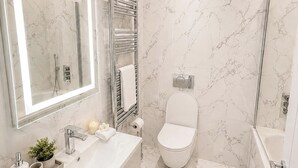 Bathroom - North West London 3-Bed Flat, Sleeps 7 with Garden (London)
