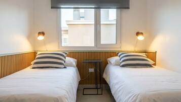 Tabla de planchar con plancha, wifi y ropa de cama