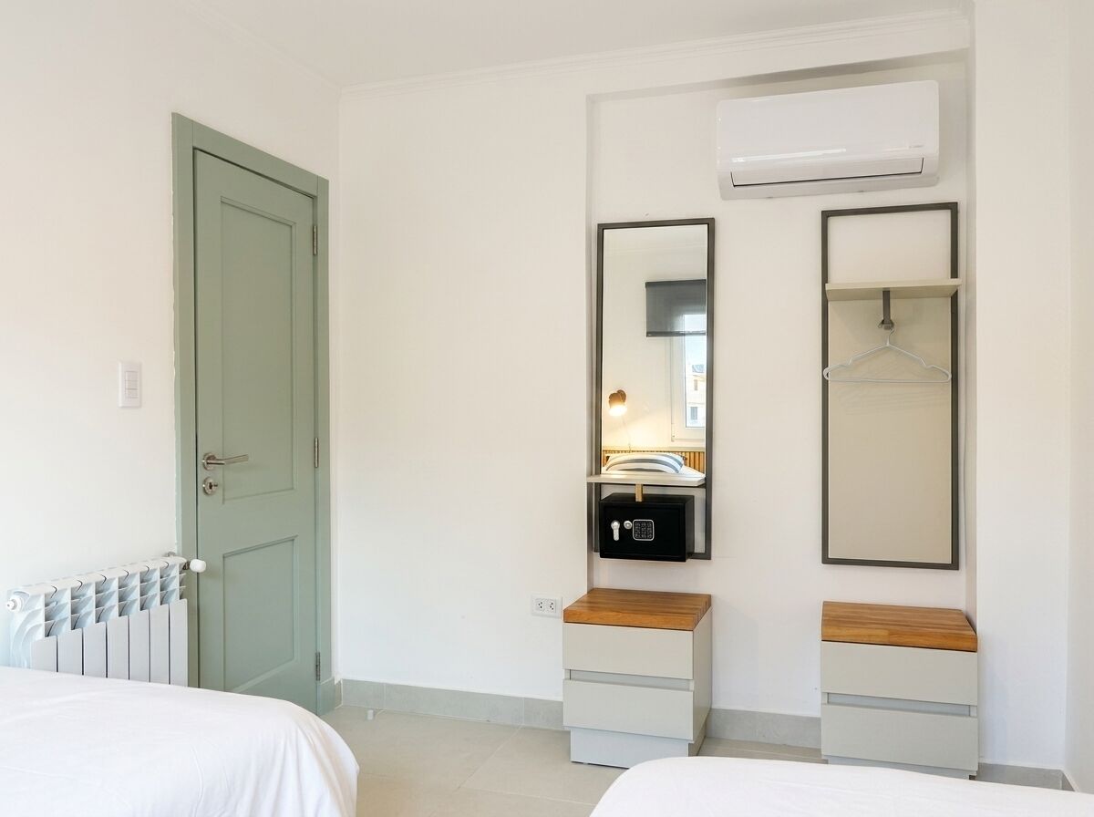 Tabla de planchar con plancha, wifi y ropa de cama 