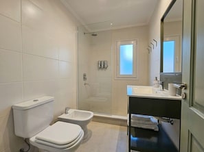 Regadera, secadora de cabello, bidet, toallas 