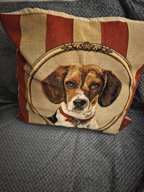 A pillow with a dog design. - Studio Sleeps 2 with WiFi (London)