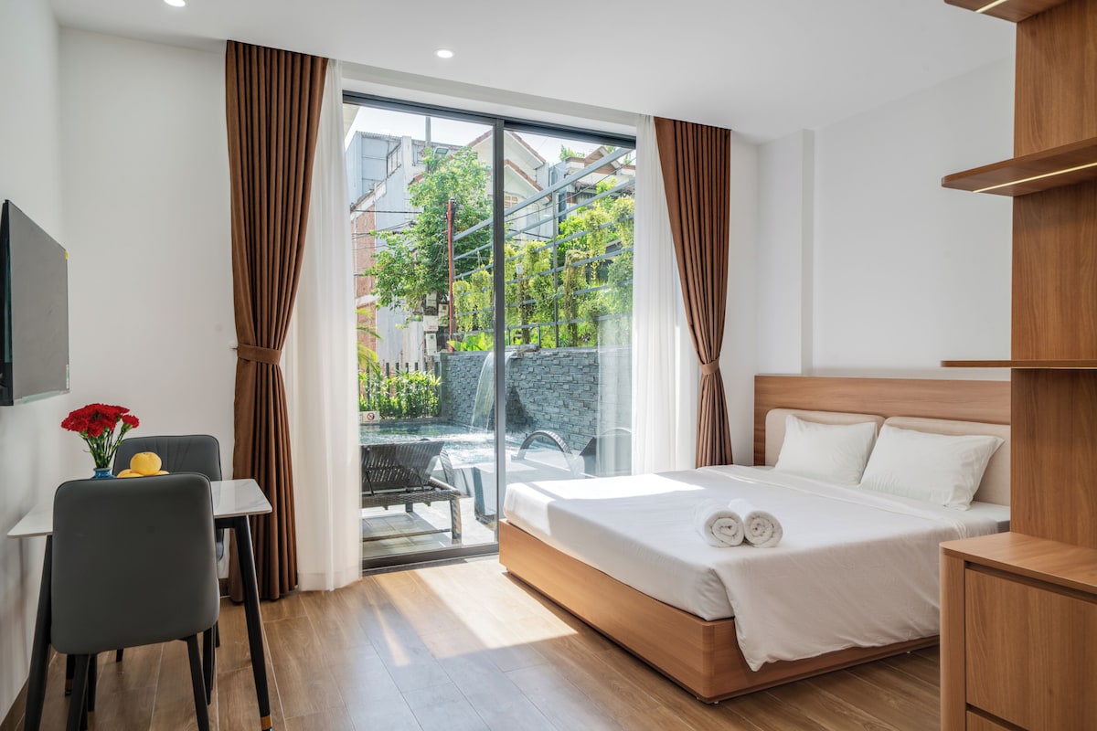 Studio, balkon, pemandangan kolam renang | Ruang kerja ramah laptop, Wi-Fi gratis, dan seprai linen