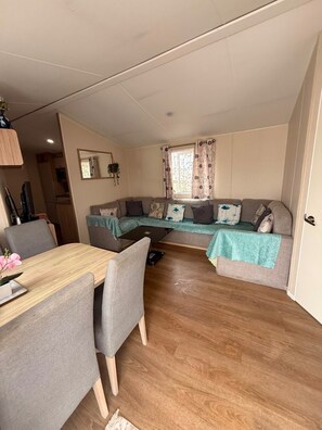 Living area - 4-Bed Static in Great Yarmouth (Great Yarmouth)