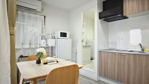 Comfort vierpersoonskamer | Privékeuken | Een koelkast, een microgolfoven, een kookplaat