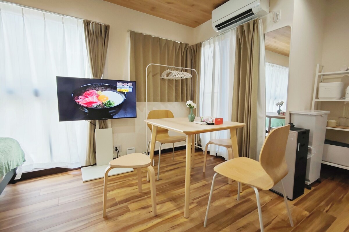 Comfort vierpersoonskamer | Een bureau, een laptopwerkplek, gratis wifi
