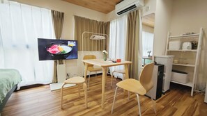Comfort vierpersoonskamer | Een bureau, een laptopwerkplek, gratis wifi