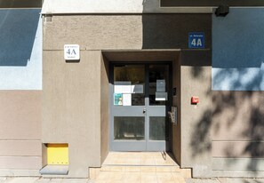 A building entrance with a door marked 'ul. Retoryka 4A' and a blue sign above it. - Retoryka Old Town Colorful Studio (Kraków)