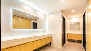 Salle de bain | Douche, séchoir à cheveux, serviettes fournies, shampooing