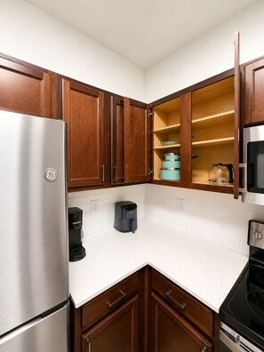 Private kitchen - Luxe Family Suite near Universal Kids Resort, Stonebriar Mall, Legacy West! (Frisco)