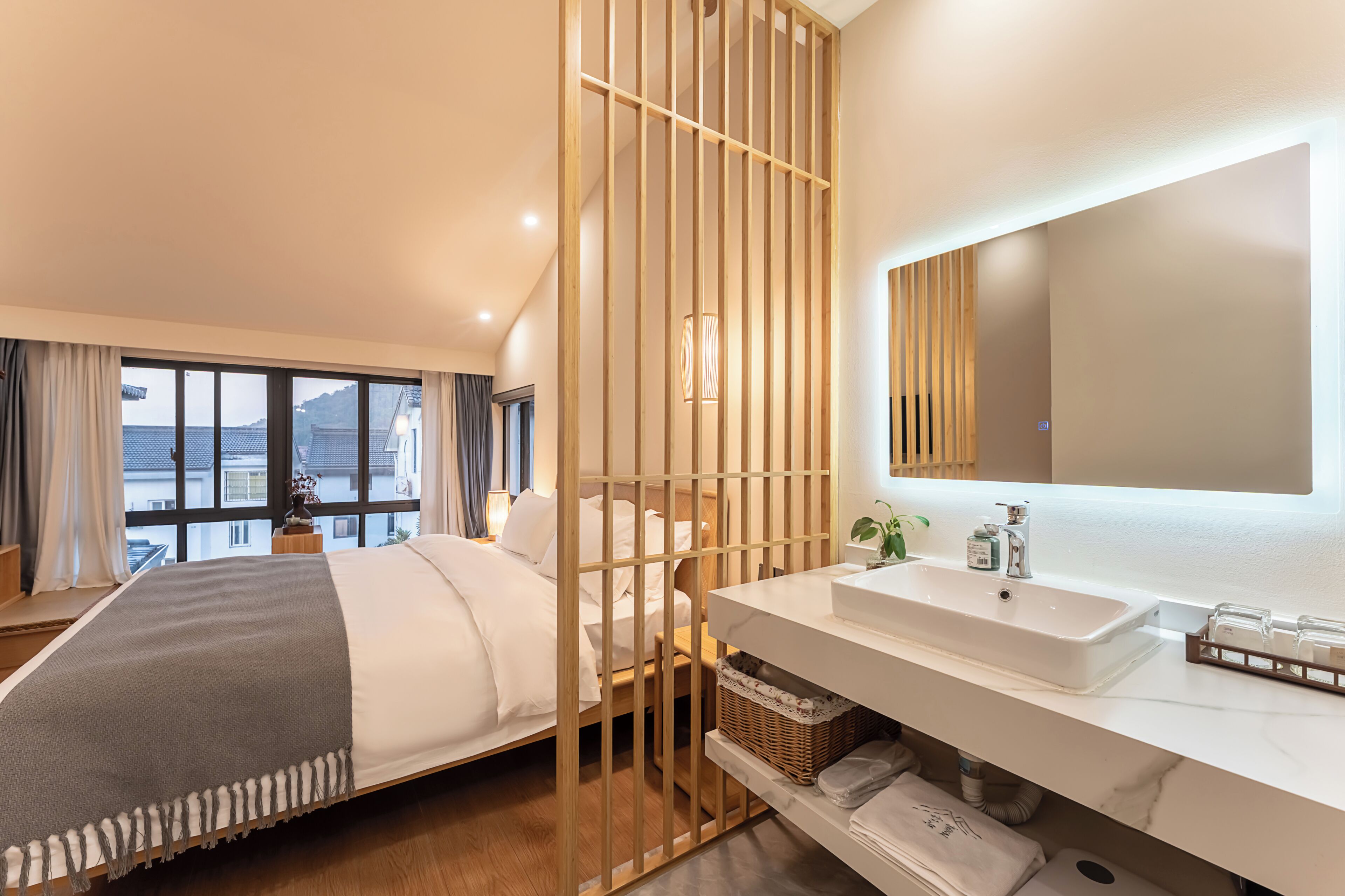 Blackout drapes, soundproofing, WiFi (free)