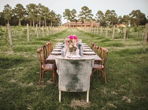 Outdoor dining - The Vine - Stylish Poolside Suite (New Ulm)