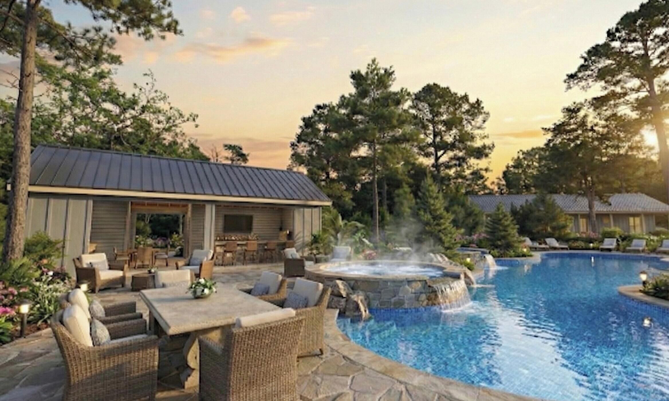En swimmingpool med jacuzzi og udendørs siddeområde.