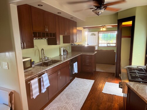 Mossbrae Falls & Mt. Shasta Skiing Adventure Basecamp Cabin-Pet and Kid Friendly