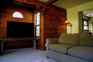 Living area - Mossbrae Falls & Mt. Shasta Skiing Adventure Basecamp Cabin-Pet and Kid Friendly (Dunsmuir)