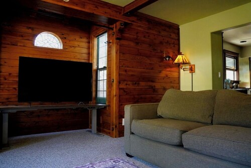 Mossbrae Falls & Mt. Shasta Skiing Adventure Basecamp Cabin-Pet and Kid Friendly