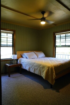 Room - Mossbrae Falls & Mt. Shasta Skiing Adventure Basecamp Cabin-Pet and Kid Friendly (Dunsmuir)