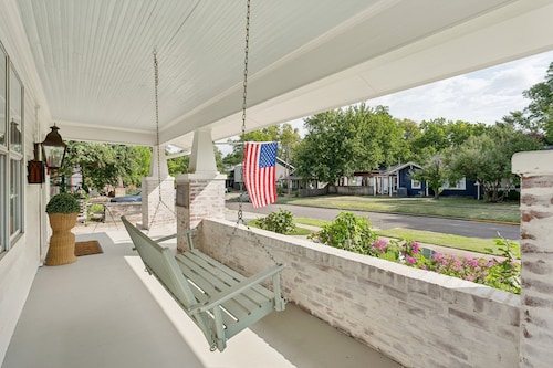 Boomer Bungalow - Charming 4 bedroom, 3 Bath home, walk to OU/stadium, sleeps 12