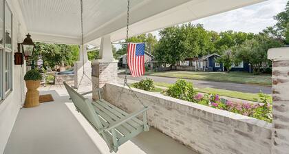 Boomer Bungalow - Charming 4 bedroom, 3 Bath home, walk to OU/stadium, sleeps 12