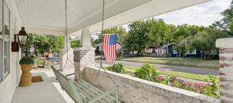Boomer Bungalow - Charming 4 bedroom, 3 Bath home, walk to OU/stadium, sleeps 12