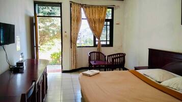 Quarto casal, vista para a montanha | Escrivaninha