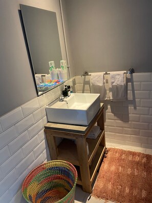 Een douche, een haardroger, een bidet, handdoeken