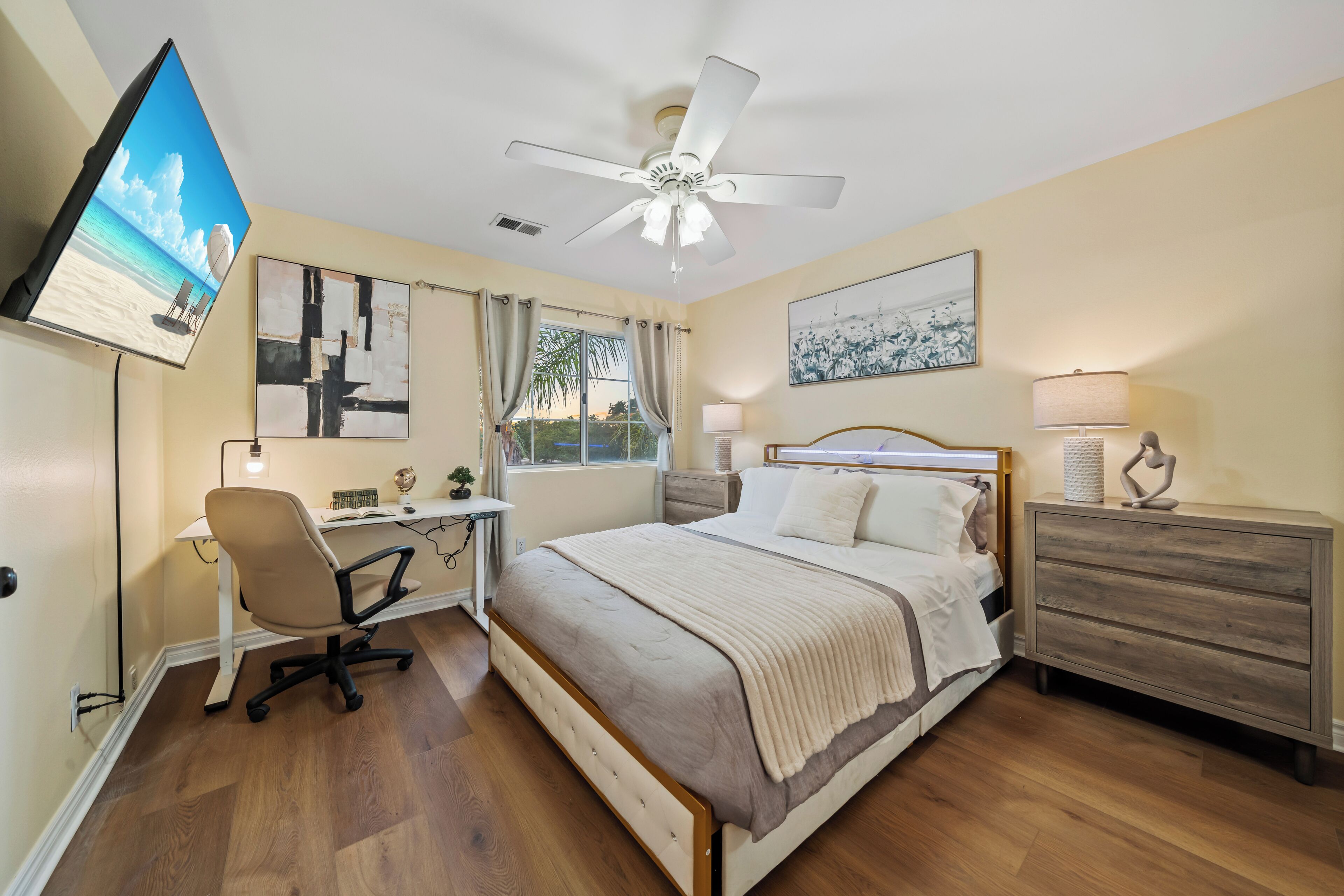 4 bedrooms, desk, iron/ironing board, WiFi (free)