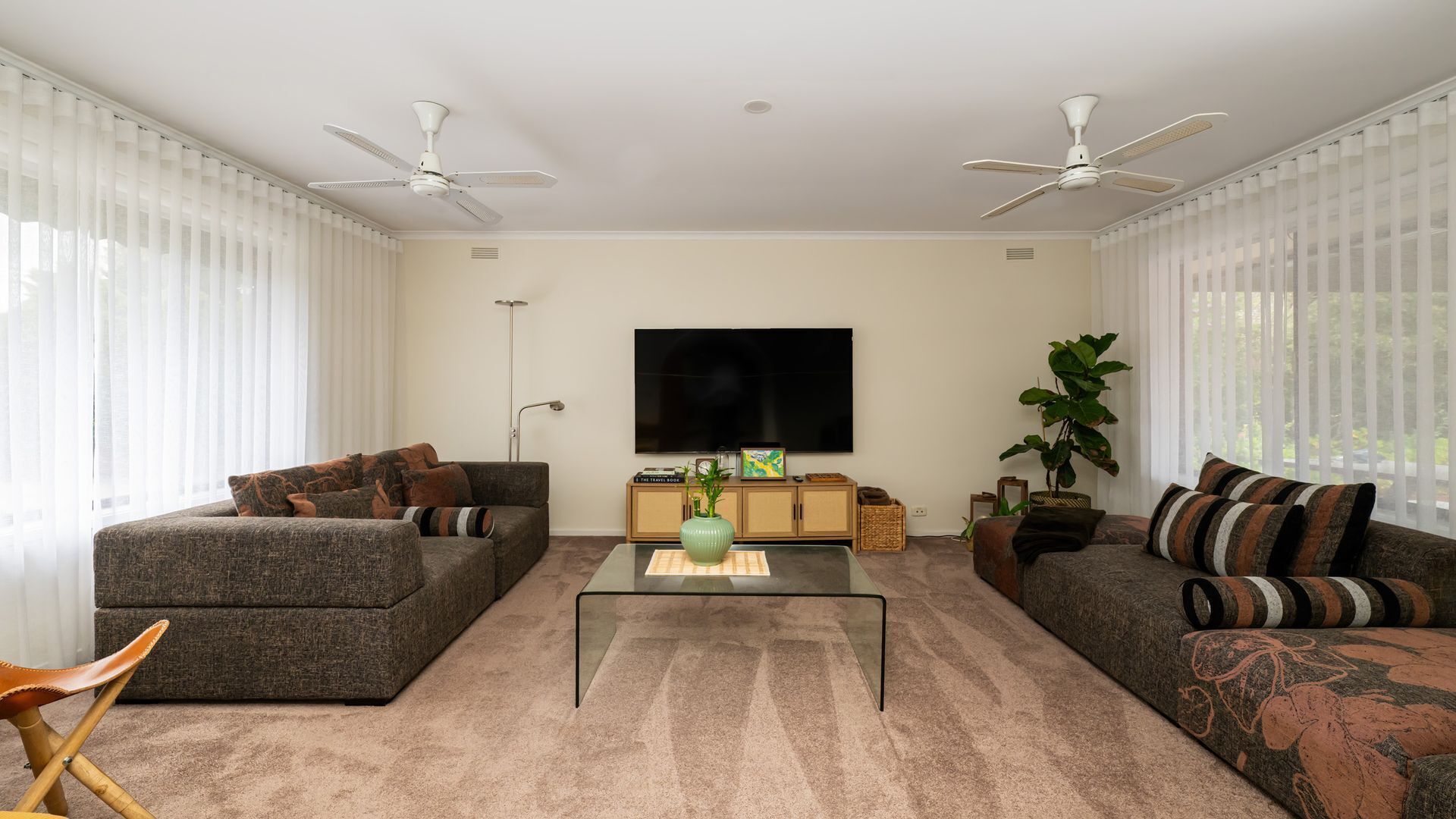 Smart TV, books, stereo