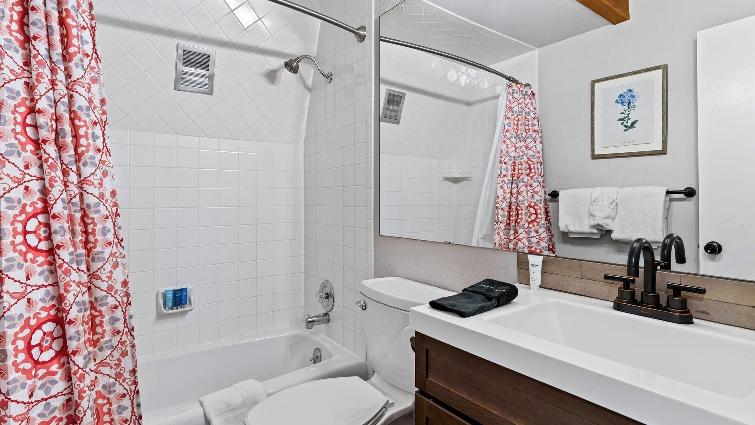 Un baño moderno con ducha, inodoro y lavamanos.