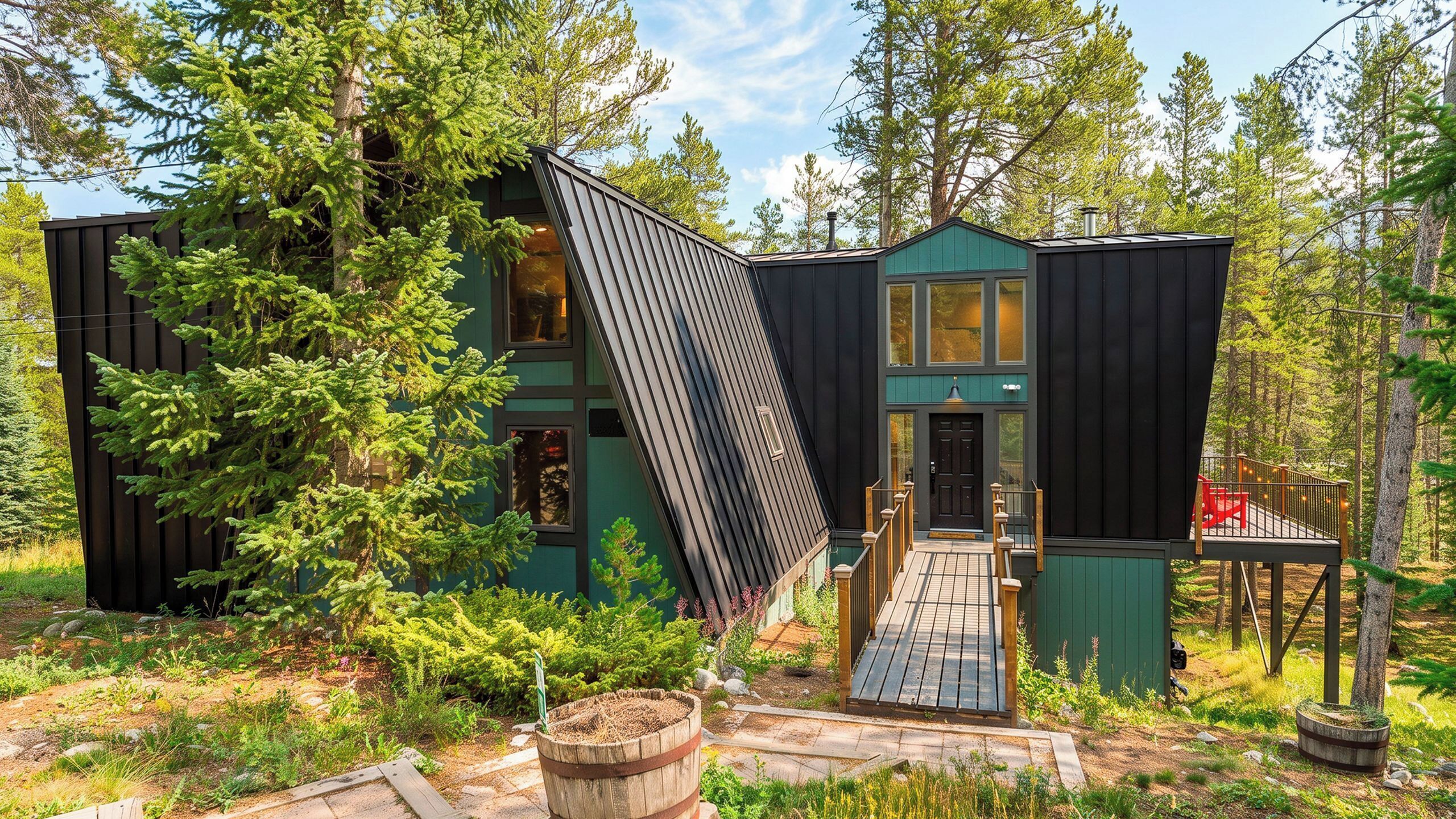 Una cabaña moderna con techo inclinado, rodeada de un bosque.