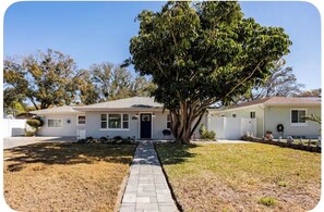 Exterior - 3-bedroom house in lovely Clearwater breeze 10 minutes from (Clearwater)