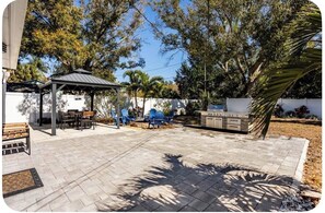 Outdoor dining - 3-bedroom house in lovely Clearwater breeze 10 minutes from (Clearwater)