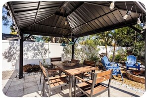 Outdoor dining - 3-bedroom house in lovely Clearwater breeze 10 minutes from (Clearwater)