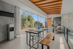 Vila, 3 quartos, vista para a cidade | Sala de jantar