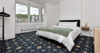Contractor-friendly 6BR 6 En-suites Free Parking