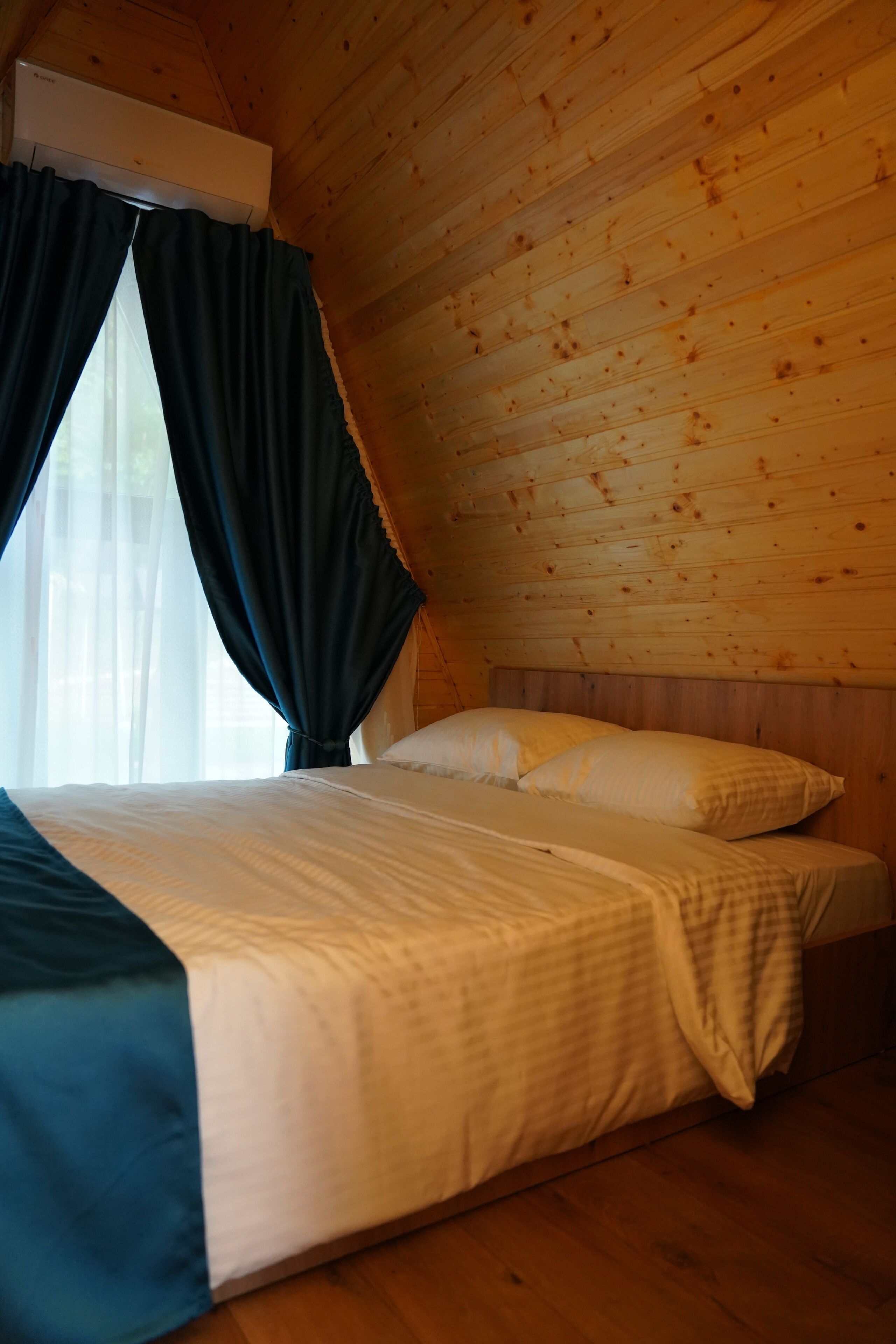WiFi, bed sheets
