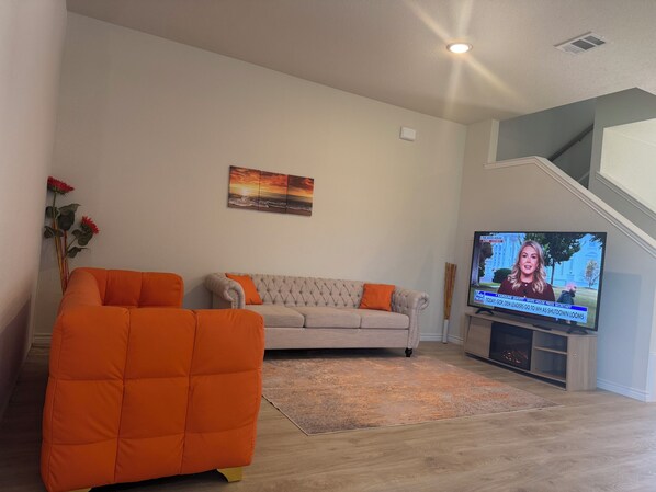 Living area - Beautiful 6-bedroom Newly Built Home near UNT (Denton)