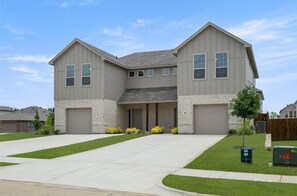 Exterior - Beautiful 6-bedroom Newly Built Home near UNT (Denton)
