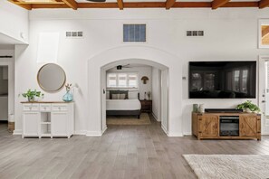 A modern living room with a fireplace, a television, and a cozy seating area. - Palmera Haus: Scottsdale Home, Pool & King Suites (Scottsdale)