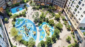 Um edifício residencial com vários níveis, um jardim no terraço, áreas de recreação ao ar livre e um pátio central.