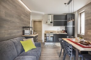 A compact kitchen with a microwave, oven, and modern appliances. - AffittiPontediLegno - Fumeclo (Temù)