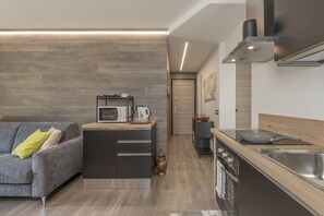 A modern kitchen with a built-in oven, microwave, and stove. - AffittiPontediLegno - Fumeclo (Temù)