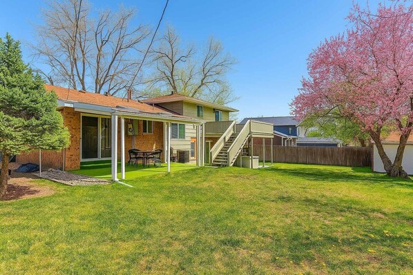 Terrace/patio - @ Marbella - Modern 4-br Retreat Chef's Kitchen (Arvada)